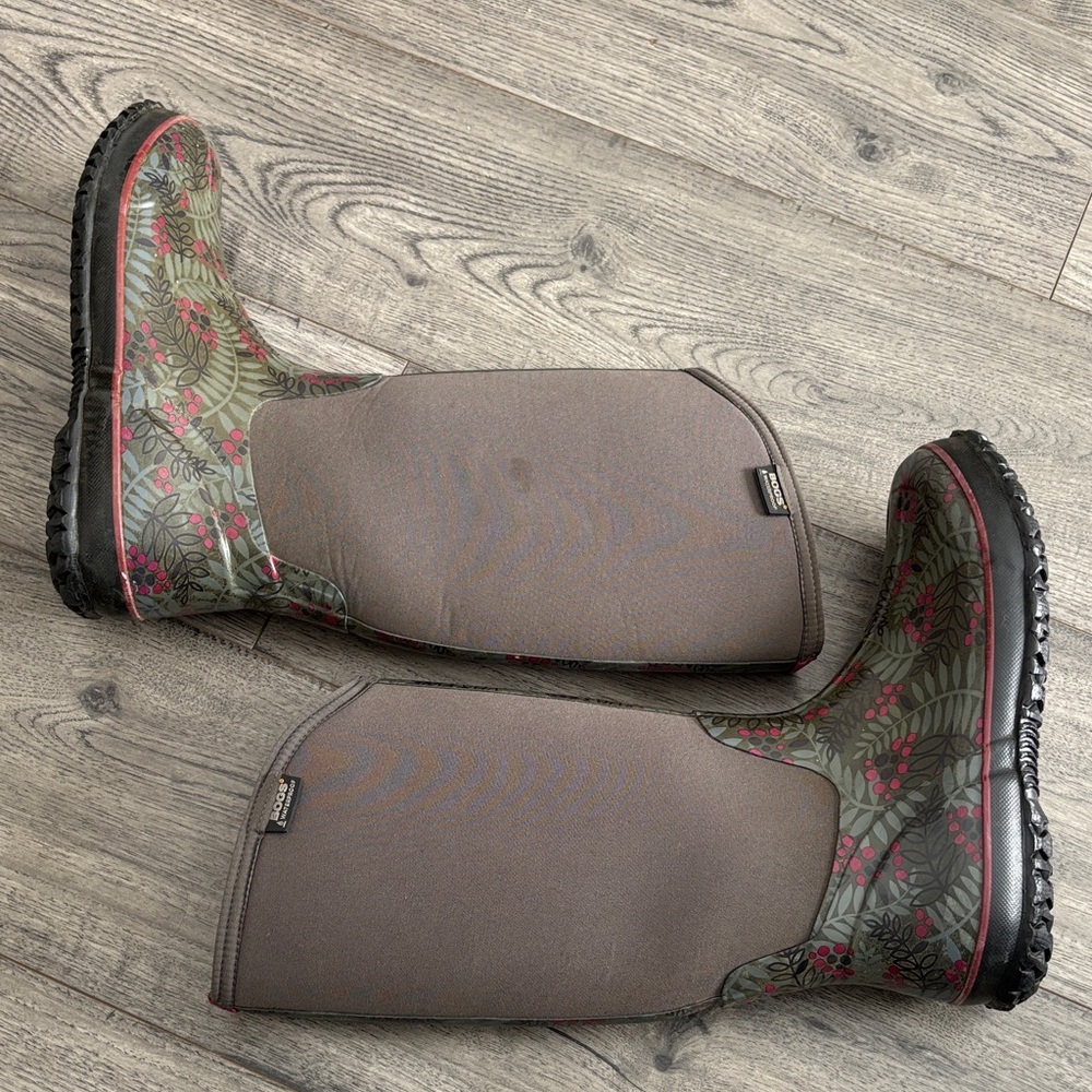 Bogs Women's Tall Floral Rain Boots - Gray with Pink Accents - Picture 9 of 10